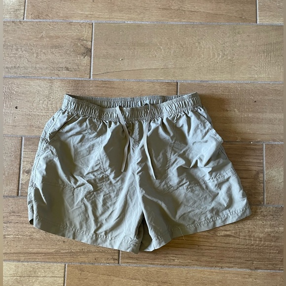 Columbia 5” inseam Casual Tan hiking Shorts women’s medium - Picture 2 of 9